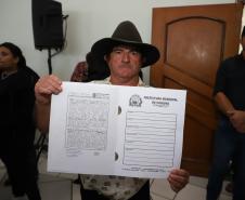 Beneficiário com o título de regularização em mãos.