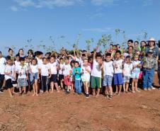 Grupos de alunos da rede pública de ensino posando para foto