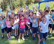 Grupos de alunos da rede pública de ensino posando para foto
