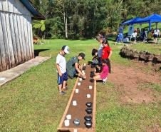 Crianças plantando em sob supervisão de uma técnica do IAT