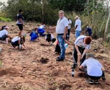 Foto de equipe protegendo nascente