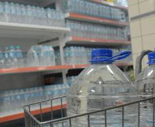 Foto de galões de água mineral em supermercado