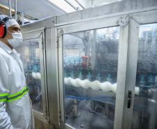 Foto de fabricação de água mineral