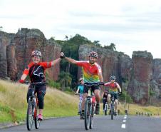 Foto de ciclistas no Parque Vila Velha