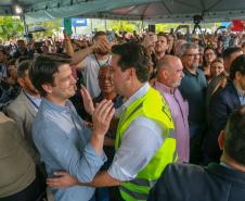 Governador conversando com aliado