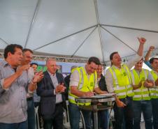 Governador assinando documento