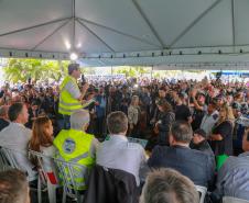 governador discurssando para plateia