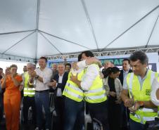 Governador abrançando secretário Sandro Alex