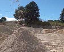 Paraná se destaca pela extração de minérios não-metálicos para a construção civil como areia, brita, cimento e cal.