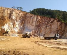 Paraná se destaca pela extração de minérios não-metálicos para a construção civil como areia, brita, cimento e cal.