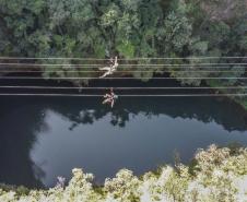 Foto de tirolesa do Parque Vila Velha