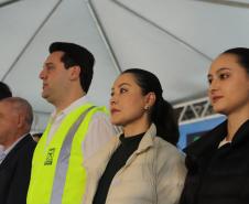 Governador e aliados pretando respeito ao hino nacional