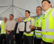 Governador e aliados posando apra foto com o documento assinado