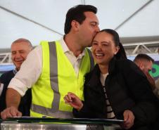 Governador beijando integrante do público
