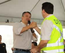 Governador sendo comprimentado