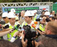 Governador concedendo entrevista