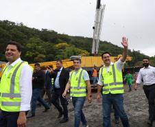 Comitiva do governador entrando na area das obras
