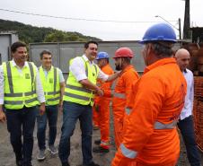Governador comprimentando os trabalhadores da obra