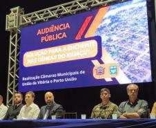 Integrantes discutindo