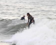 Surfista surfando