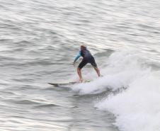 Surfista surfando