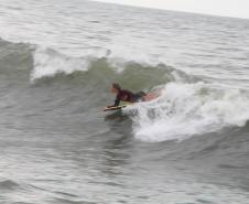 Surfista surfando