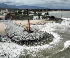 Espigão da orla em construção