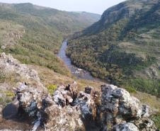 Rio passando por um desfiladeiro