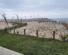 Praia com obras ao fundo