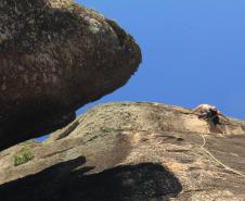Visitante escalando formações rochosas dentro de UC do IAT
