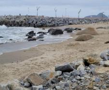 Praia com obras ao fundo