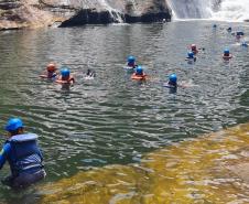Visitantes banhando-se em cachoeira dentro de UC do IAT