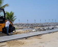 Praia com obras ao fundo