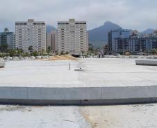 Obras com a cidade de Matinhos ao fundo