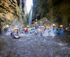 Visitantes banhando-se em cachoeira dentro de UC do IAT