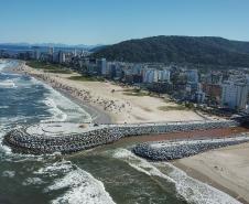 Vista aérea das obras na orla de Matinhos