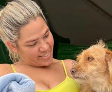 Dona de pet com seus animaizinho
