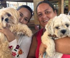 Duas donas de pet com seus animaizinhos