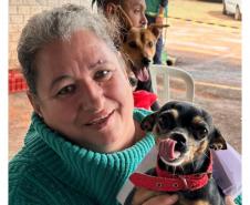 Dona de pet com seus animaizinho