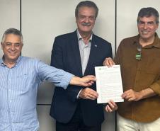Diretor-presidente do IAT e envolvidos na ação posando para a foto