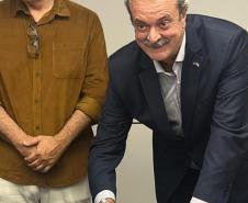 Diretor-presidente do IAT assinando documento