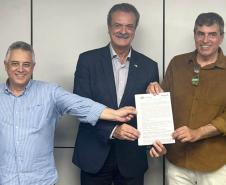 Diretor-presidente do IAT e envolvidos na ação posando para a foto