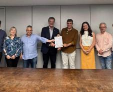 Diretor-presidente do IAT e envolvidos na ação posando para a foto