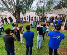 Pessoas acompanhando a soltura dos peixes