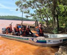 Participantes da ação dentro de um bote