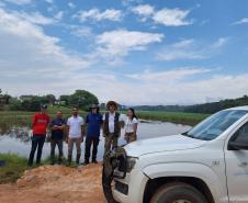 participantes posando para foto com o rio ao fundo