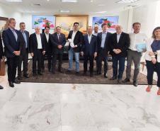 Os governadores do Paraná, Carlos Massa Ratinho Junior, e de Santa Catarina, Jorginho Melo, estabeleceram nesta segunda-feira (20), em reunião no Palácio Iguaçu, um grupo de trabalho para estudar as melhores formas de minimizar os efeitos das cheias do Rio Iguaçu, que afetam os dois estados.