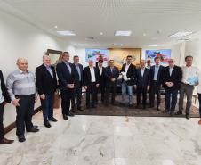 Os governadores do Paraná, Carlos Massa Ratinho Junior, e de Santa Catarina, Jorginho Melo, estabeleceram nesta segunda-feira (20), em reunião no Palácio Iguaçu, um grupo de trabalho para estudar as melhores formas de minimizar os efeitos das cheias do Rio Iguaçu, que afetam os dois estados.