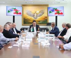 Os governadores do Paraná, Carlos Massa Ratinho Junior, e de Santa Catarina, Jorginho Melo, estabeleceram nesta segunda-feira (20), em reunião no Palácio Iguaçu, um grupo de trabalho para estudar as melhores formas de minimizar os efeitos das cheias do Rio Iguaçu, que afetam os dois estados.