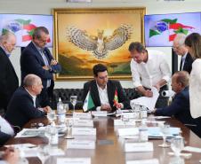 Os governadores do Paraná, Carlos Massa Ratinho Junior, e de Santa Catarina, Jorginho Melo, estabeleceram nesta segunda-feira (20), em reunião no Palácio Iguaçu, um grupo de trabalho para estudar as melhores formas de minimizar os efeitos das cheias do Rio Iguaçu, que afetam os dois estados.